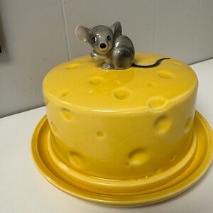 VTG Giftcraft Ceramic Covered Cheese Dish Cheese Wheel Design & Mouse Handle EUC